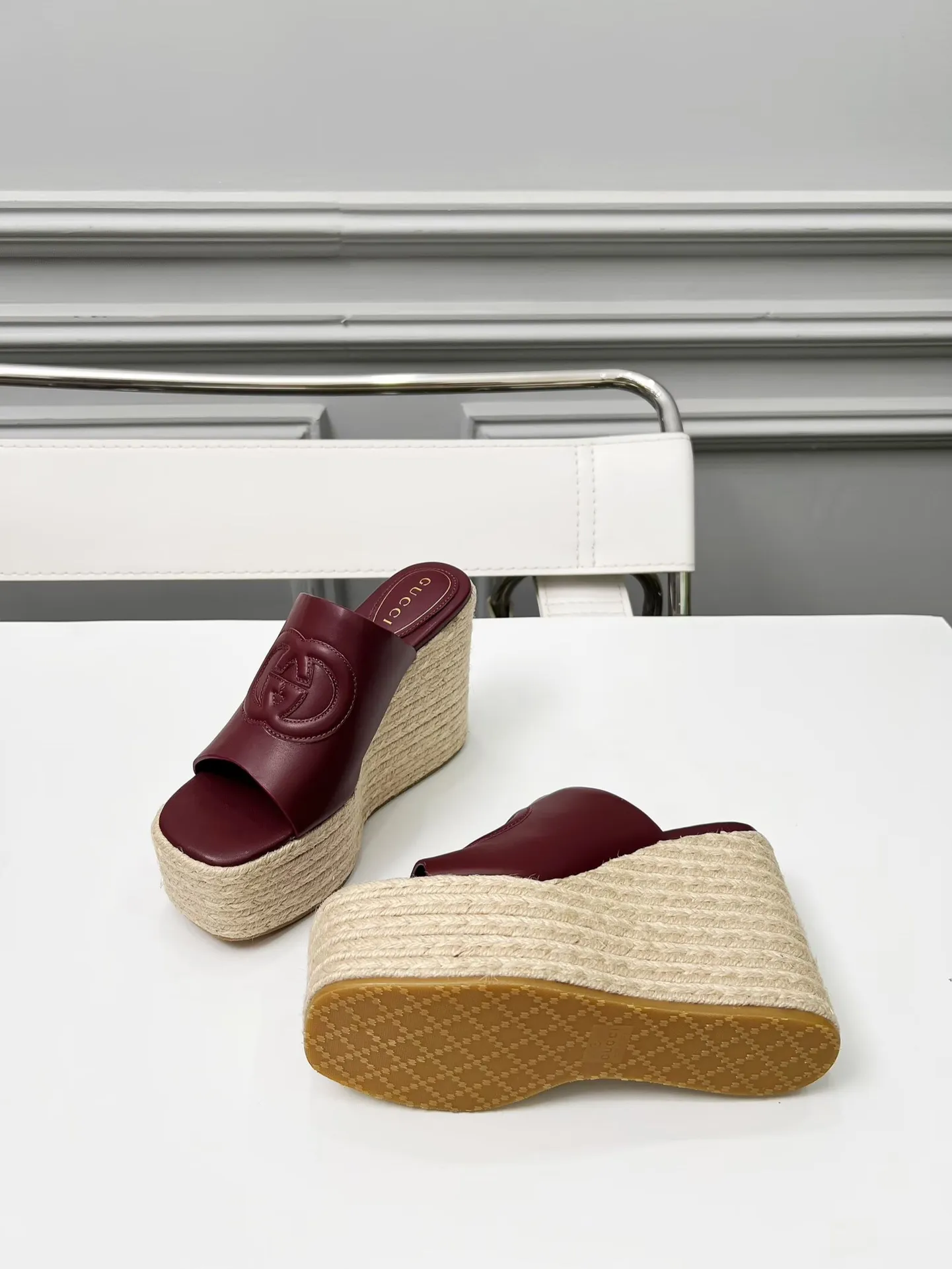 👟👟Ex-factory price 460👟👟 Gucci’s new slippers, fashionable, high-end and full of personality✅ Very stable, comfortable and durable for daily use, convenient and unique for daily matching, a must-have classic for summer, the upper is made of GUCCI brand stitching Fabric: cowhide Lining/feet: sheepskin Platform height: 11cm Color: black, white, brown, burgundy, pink Code number: 35-42 (41 and 42 need to be customized) Packaging: Comes with cloth bag and card.